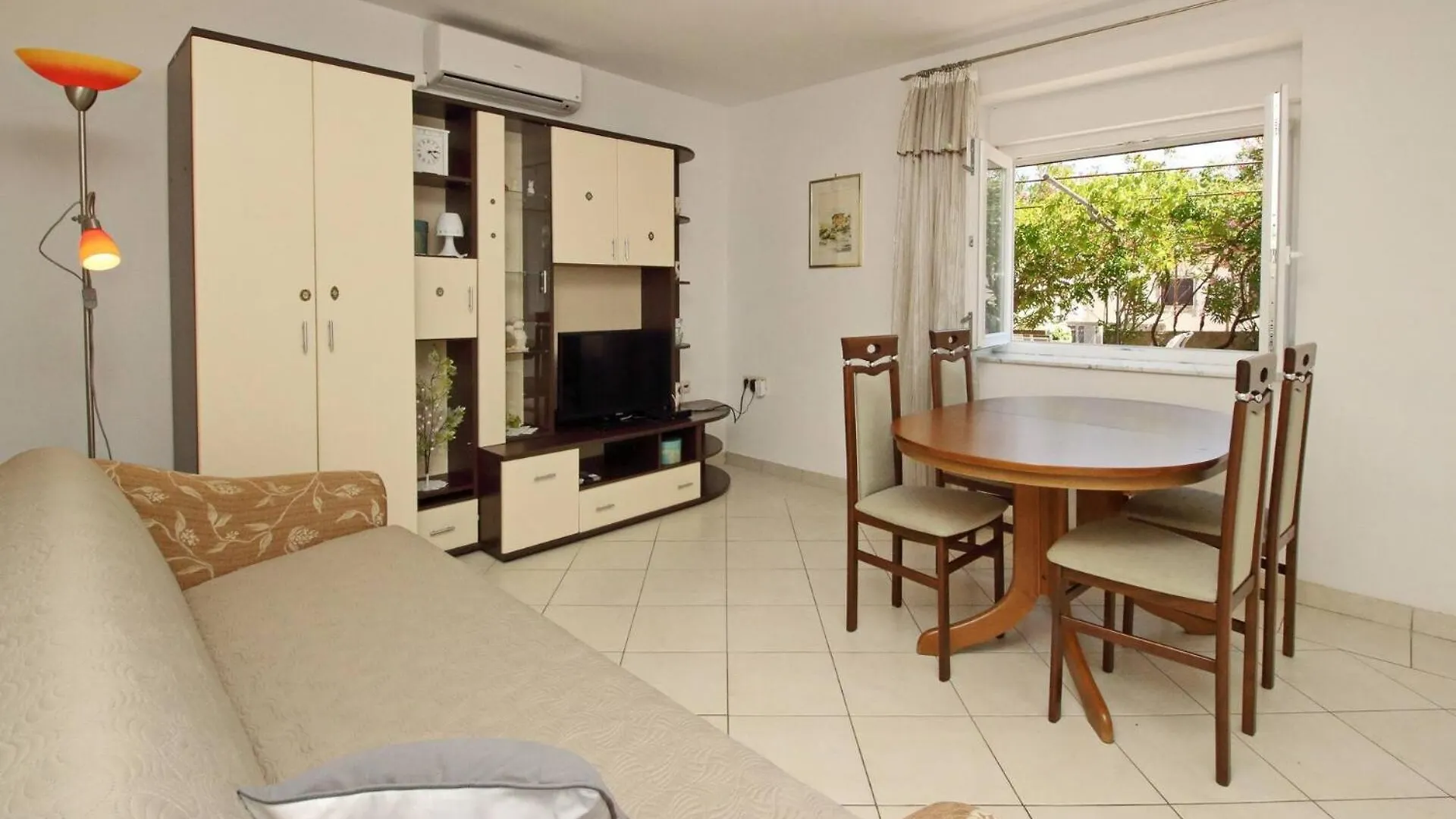 Apartments Radosna Šilo 招待所