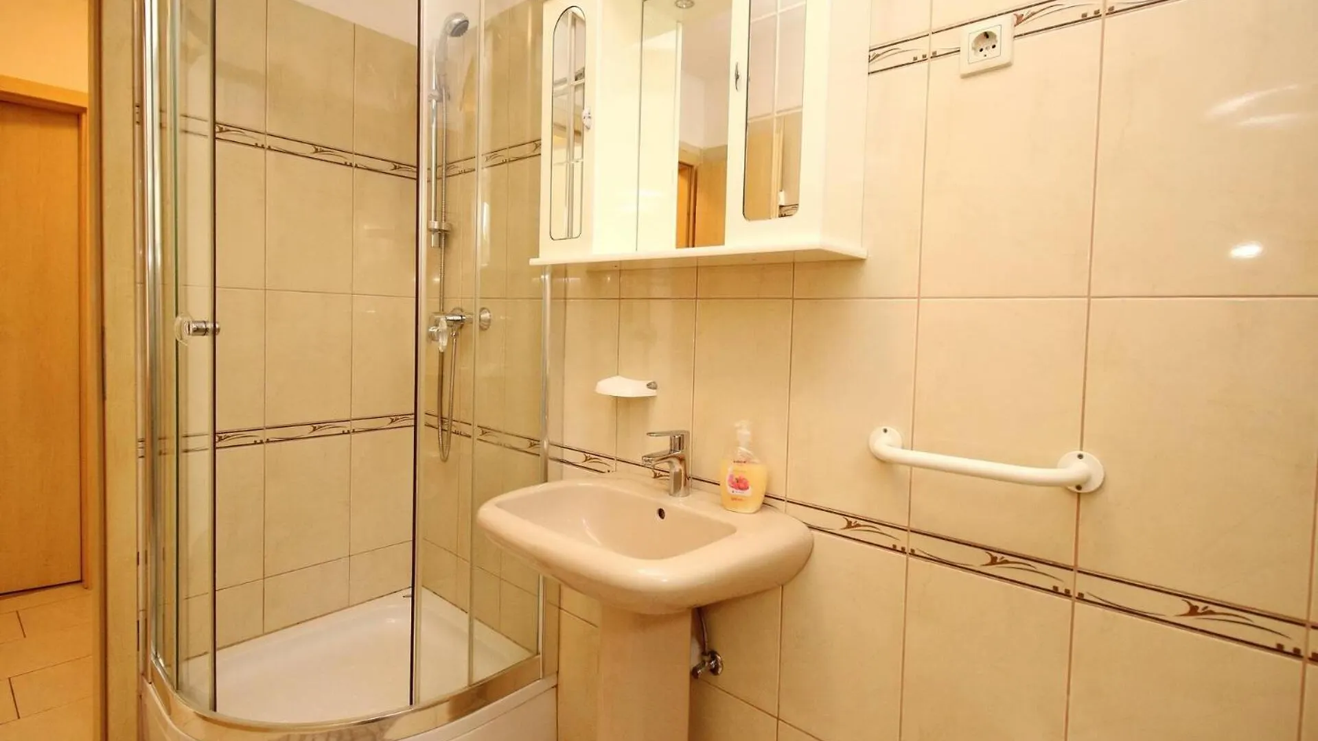 Apartments Radosna Šilo 3*,